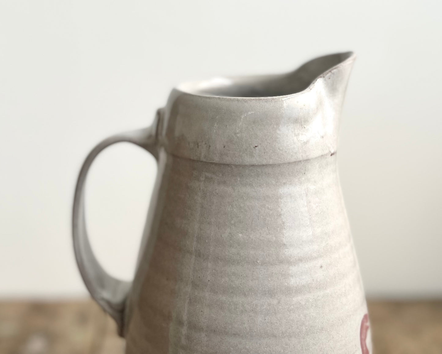 Velociraptor Pack Pitcher- white