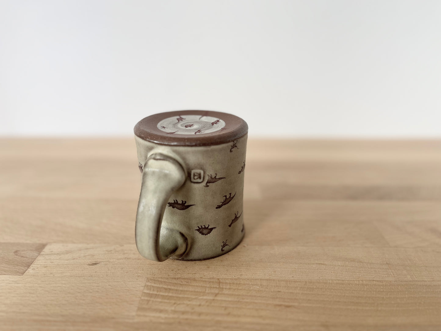 Mug with small dinosaurs - matte grey