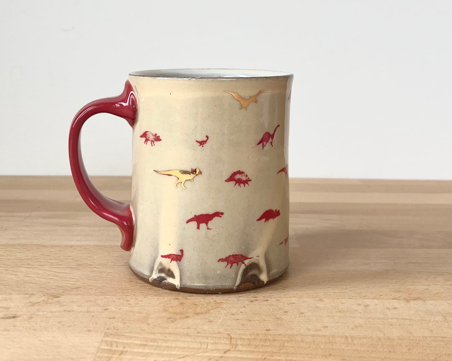 Mug with small red and gold dinos