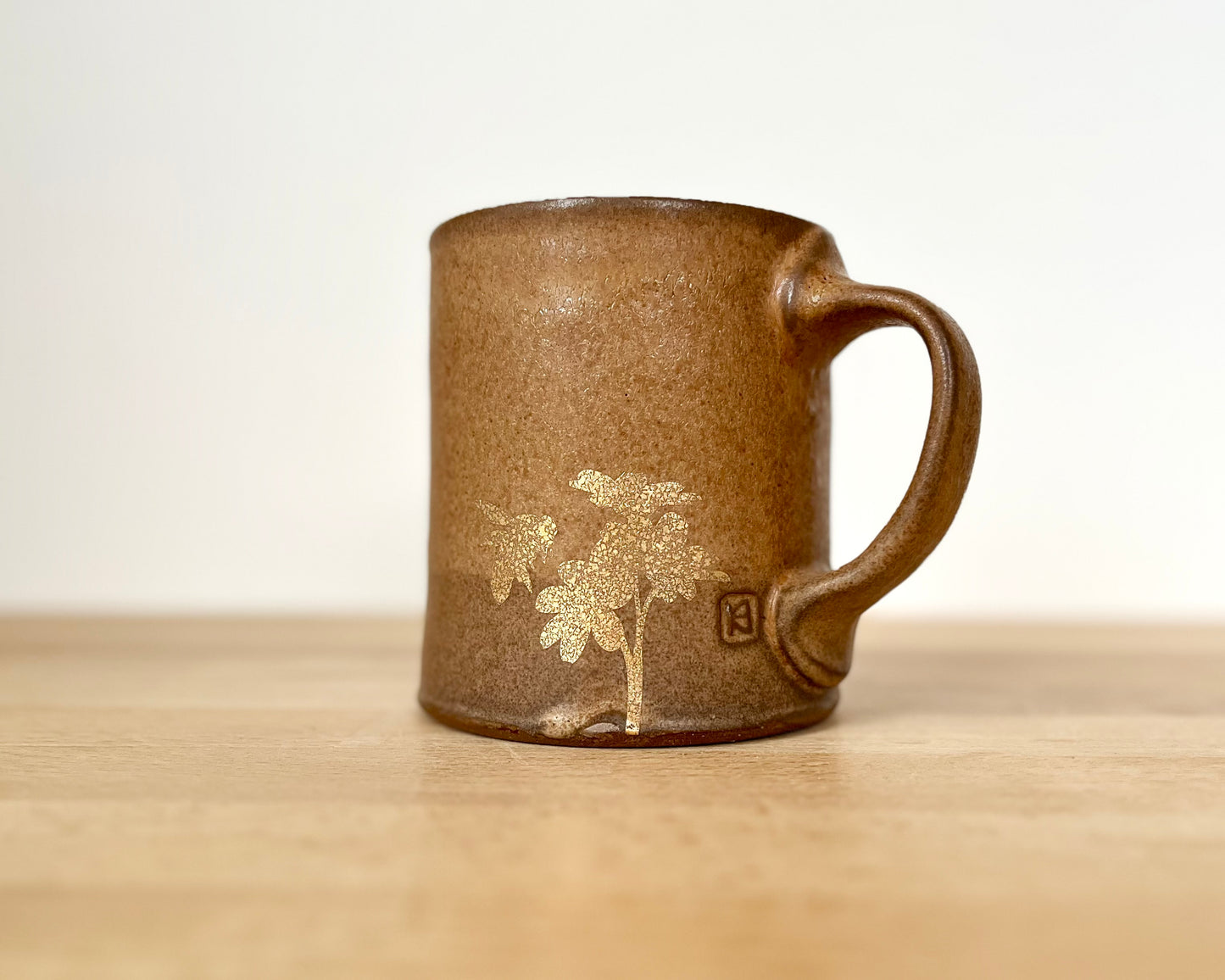 Gold Bee and Daisy Mug