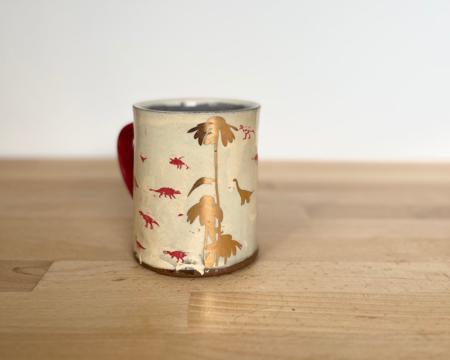 Mug with small red and gold dinos