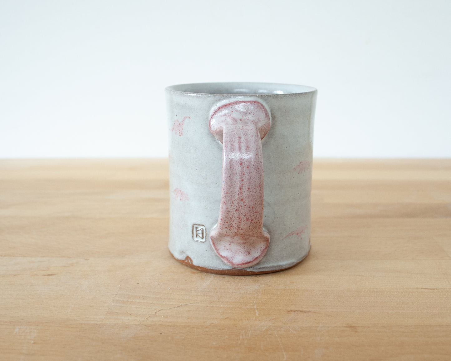 Mug with small pink and brown dinosaurs