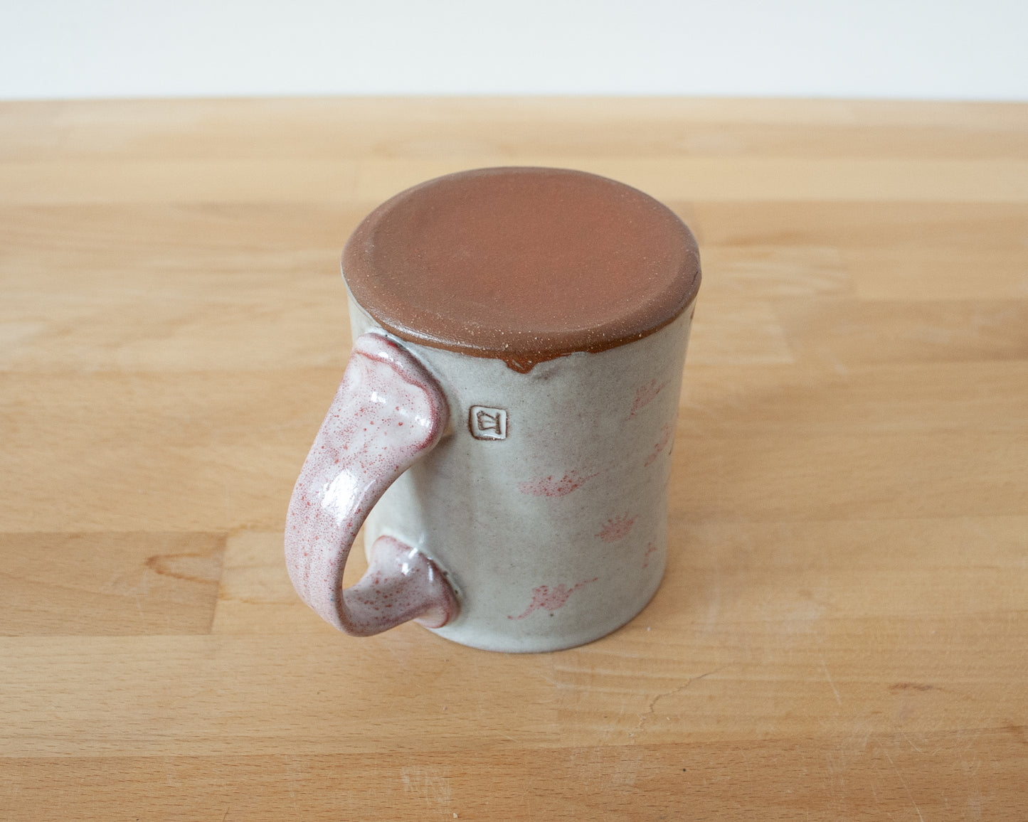 Mug with small pink and brown dinosaurs