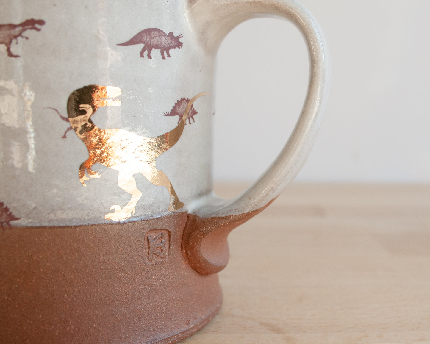 Mug with Gold Velociraptor and Small Dino Pattern - white