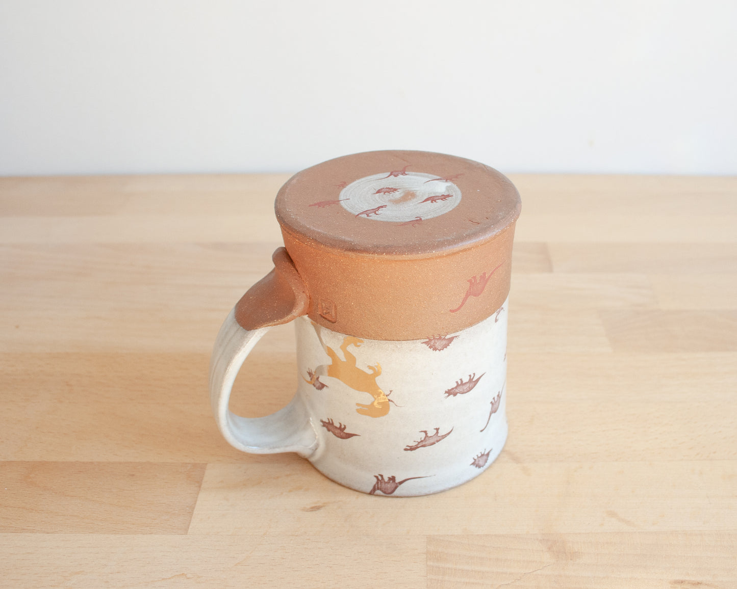 Mug with Gold Velociraptor and Small Dino Pattern - white